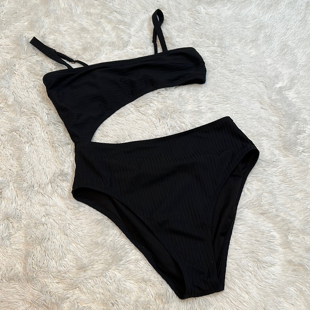 🧚🏻‍♀️ Cut Out One Piece Swimsuit
